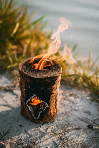Zdjęcie produktu Świeca Ogrodowa Drewniany Pień Woodson Citronella odstrasza meszki komary survival zapach cytrusów do 2h